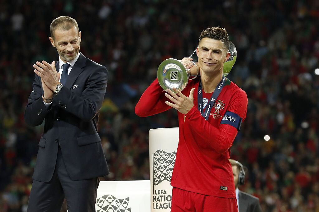 关于切尔西碾压莱比锡红牛，C罗统治全场的信息