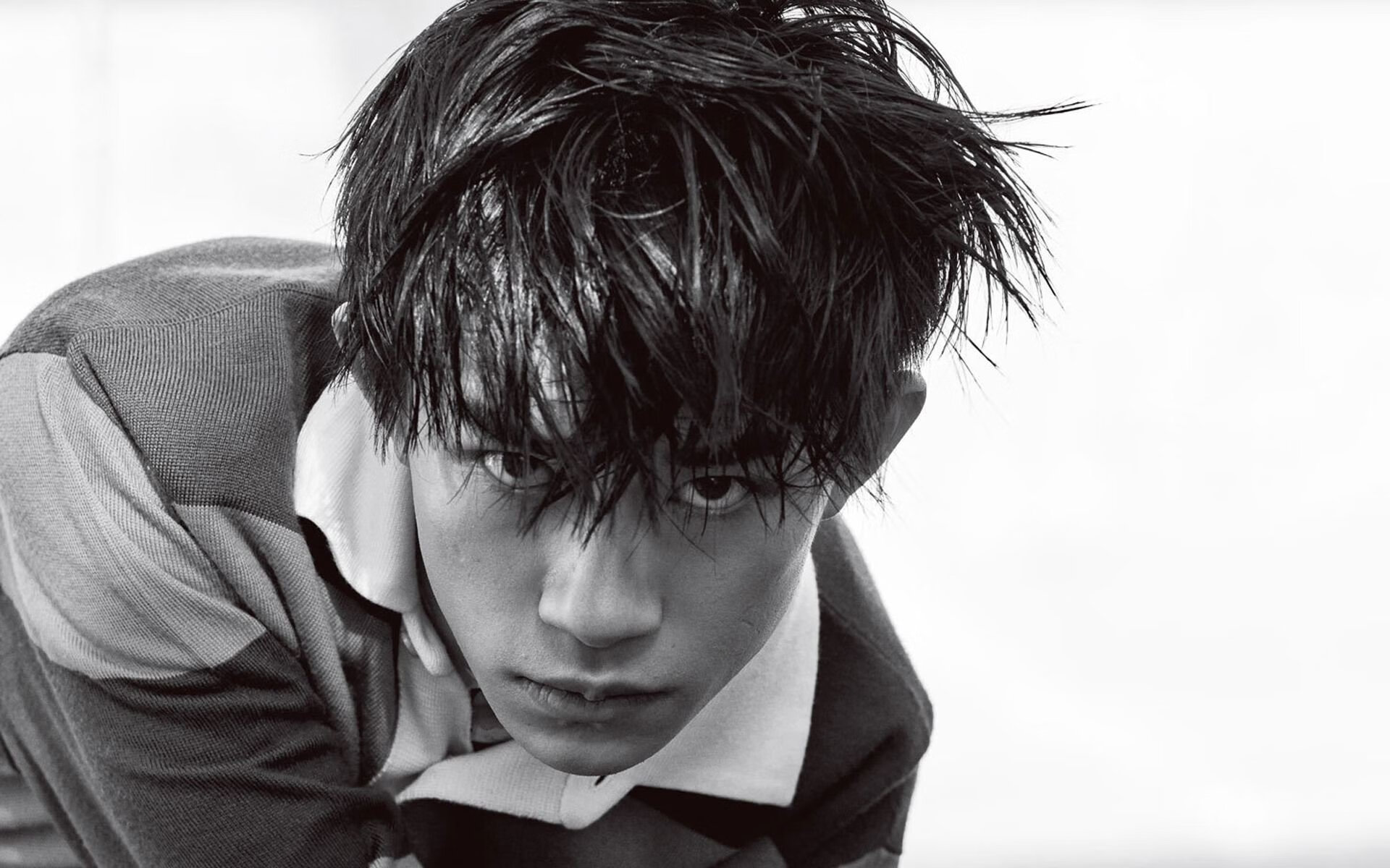 引擎的轰鸣与舞蹈，当F1新赛季的夜幕降临时，东契奇正在球场上指挥一场篮球交响曲